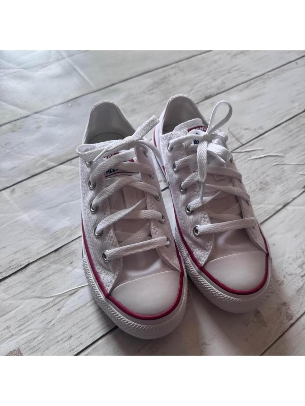 New Converse Chuck Taylor Low Top White Youth Size 1 With Box